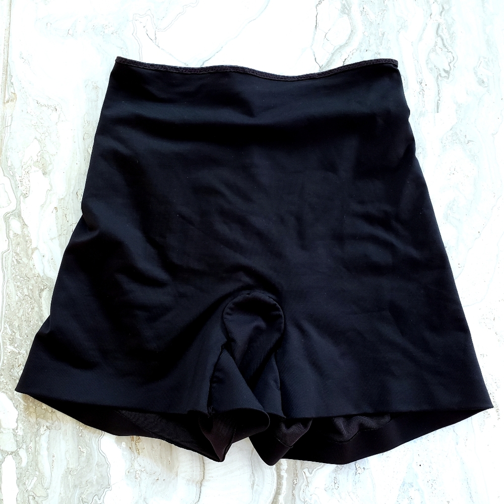 💥💥💥SOLD💥💥💥Love Your Assets Shorts - Picture 3 of 6